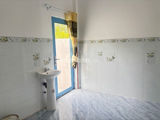 Cần bán gấp nhà 1 trệt - 1 lầu. Nhà mặt tiền đẹp phong cách hiện đại.