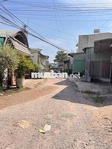 Bán căn nhà cấp 4 sân xe hơi và 4 phòng trọ , có thổ cư