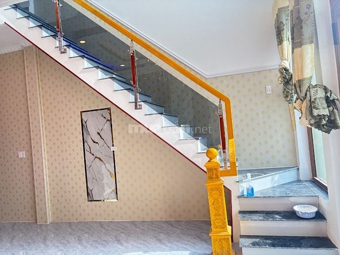 Cần bán gấp nhà 1 trệt - 1 lầu. Nhà mặt tiền đẹp phong cách hiện đại.