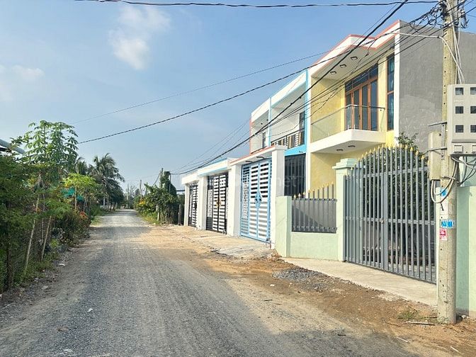 Cần bán gấp nhà 1 trệt - 1 lầu. Nhà mặt tiền đẹp phong cách hiện đại.