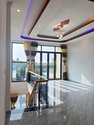 Cần bán gấp nhà 1 trệt - 1 lầu. Nhà mặt tiền đẹp phong cách hiện đại.