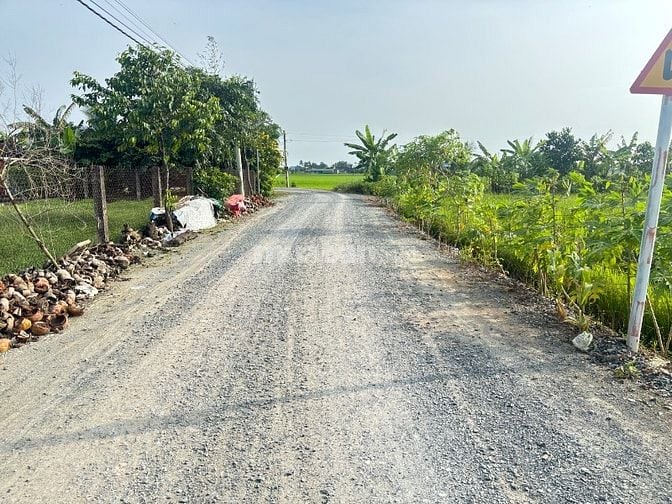 Cần bán gấp nhà 1 trệt - 1 lầu. Nhà mặt tiền đẹp phong cách hiện đại.