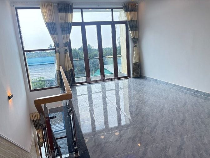 Cần bán gấp nhà 1 trệt - 1 lầu. Nhà mặt tiền đẹp phong cách hiện đại.