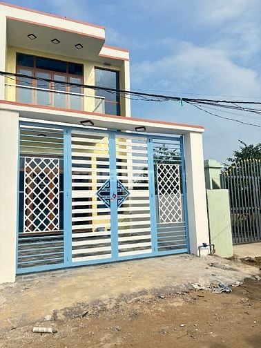Cần bán gấp nhà 1 trệt - 1 lầu. Nhà mặt tiền đẹp phong cách hiện đại.
