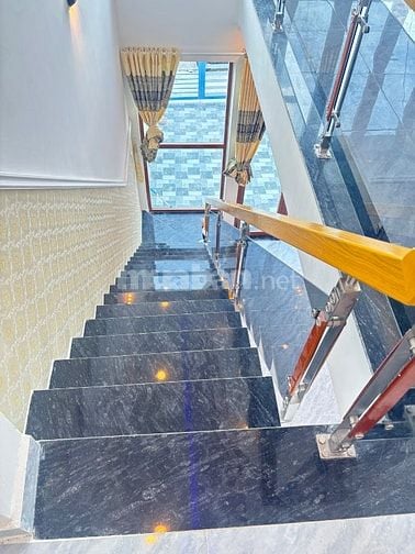 Cần bán gấp nhà 1 trệt - 1 lầu. Nhà mặt tiền đẹp phong cách hiện đại.