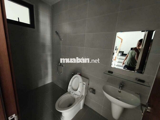 Nhà mới xây 5 x 20 có 5pn 5wc sân thượng