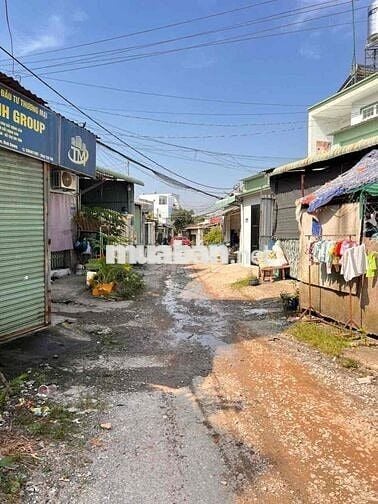 Bán căn nhà cấp 4 sân xe hơi và 4 phòng trọ , có thổ cư