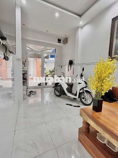 Nhà riêng còn trống 2p, 1 phòng có ban công, ngay Ngã Tư Phú Nhuận