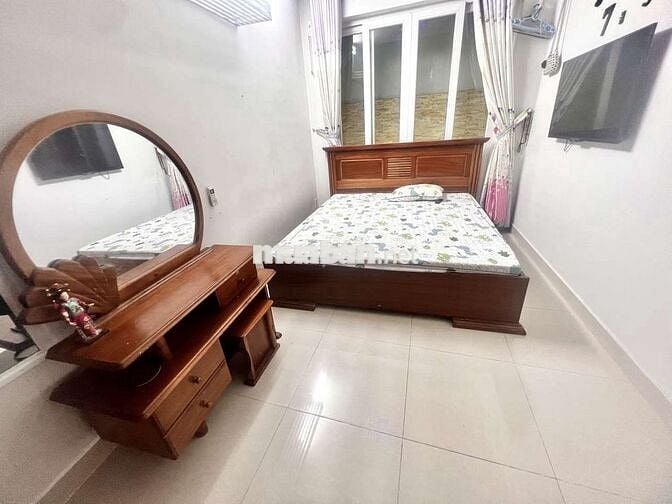 Nhà riêng còn trống 2p, 1 phòng có ban công, ngay Ngã Tư Phú Nhuận