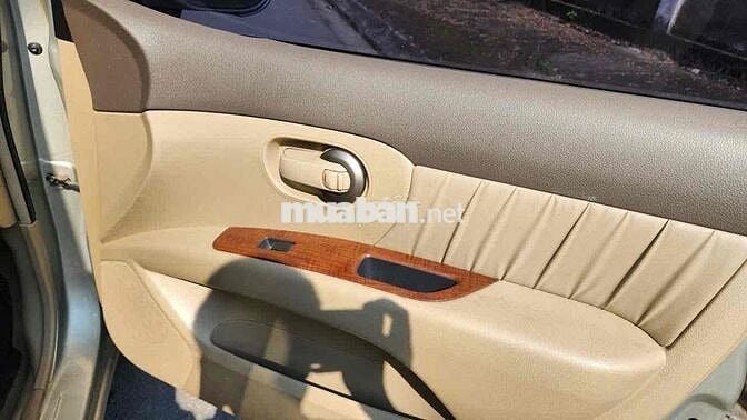 Nissan Livina 7 chỗ màu Vàng cát