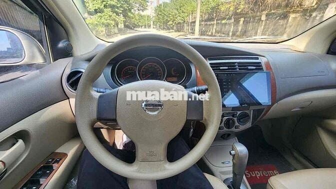 Nissan Livina 7 chỗ màu Vàng cát
