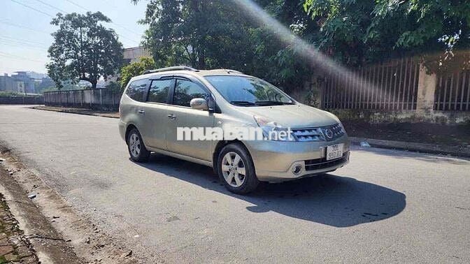 Nissan Livina 7 chỗ màu Vàng cát