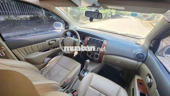 Nissan Livina 7 chỗ màu Vàng cát