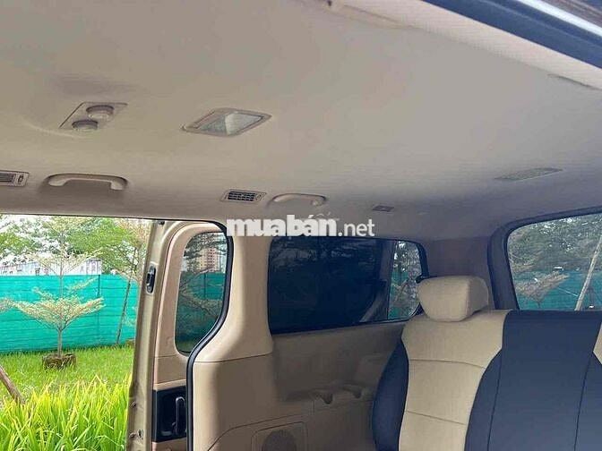 Hyundai Starex 9 chỗ Dầu Vàng cát