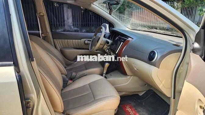 Nissan Livina 7 chỗ màu Vàng cát