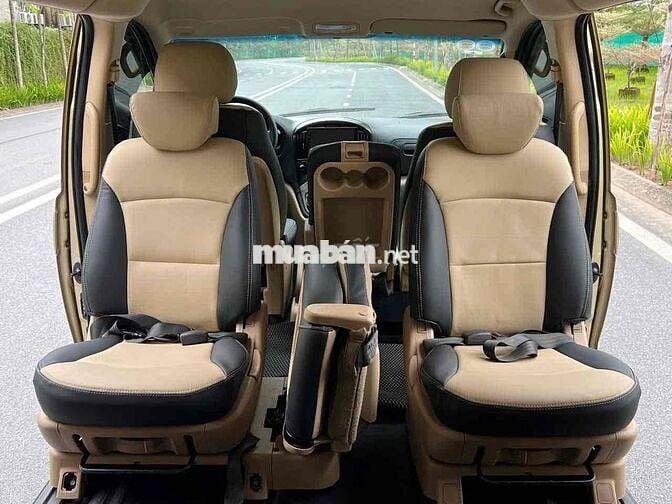 Hyundai Starex 9 chỗ Dầu Vàng cát