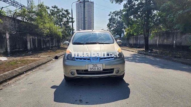 Nissan Livina 7 chỗ màu Vàng cát