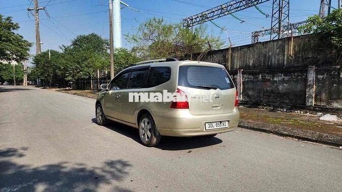 Nissan Livina 7 chỗ màu Vàng cát