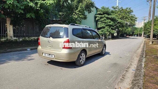 Nissan Livina 7 chỗ màu Vàng cát
