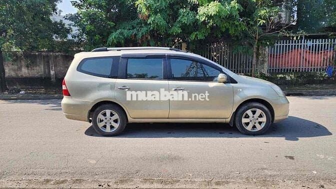 Nissan Livina 7 chỗ màu Vàng cát