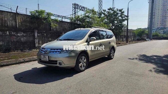 Nissan Livina 7 chỗ màu Vàng cát