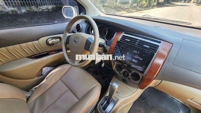 Nissan Livina 7 chỗ màu Vàng cát