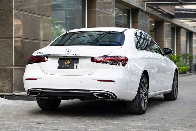 e cần bán mercedes E180 sx 2022