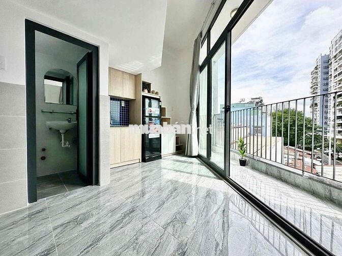 Duplex ban công, full nội thất ngay Kênh Tân Hoá, nhà mới gần VHU