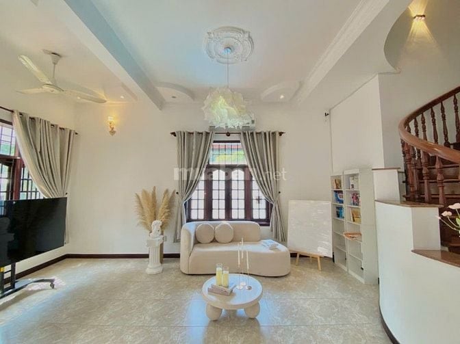 Cho thuê biệt thự Nguyễn Ư Dĩ P.Thảo Điền Q.2 CÓ HỒ BƠI_ DT: 20mx34m