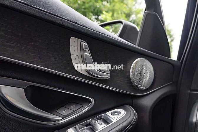 LONG ANH AUTO về Mercedes C300 AMG model 2019