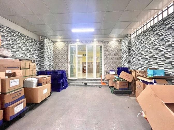 CHO THUÊ MẶT BẰNG KINH DOANH RỘNG 150M² – GẦN SÂN BAY- CÓ SÂN ĐỂ 