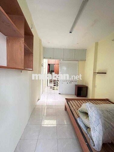 cho thuê nhà Đ.Trần Hưng Đạo Q1. 3pn 2wc nhà sạch đẹp.