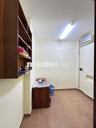 cho thuê nhà Đ.Trần Hưng Đạo Q1. 3pn 2wc nhà sạch đẹp.