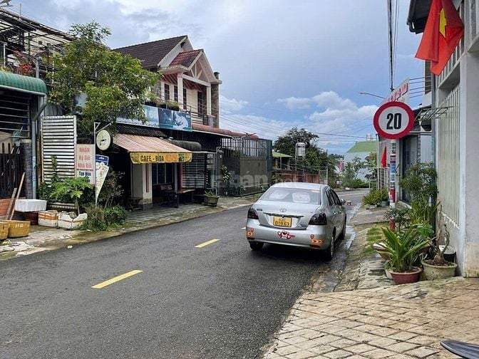 Đất mặt tiền hẻm lớn, tiện xây ở, kinh doanh.