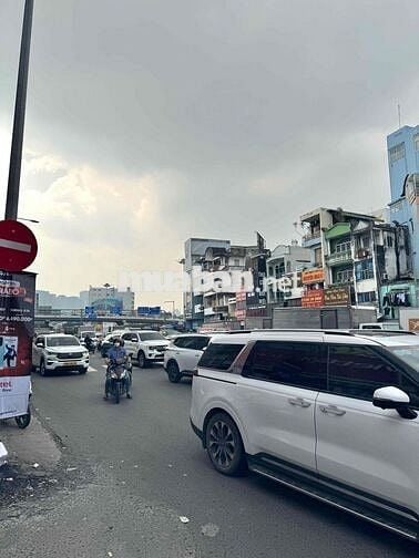 LÔ GÓC 2MT 70M2 NGANG 5,7M- HXH THÔNG D2- 30M RA HÀNG XANH- 12,X TY TL