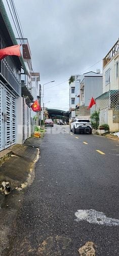 Đất mặt tiền hẻm lớn, tiện xây ở, kinh doanh.