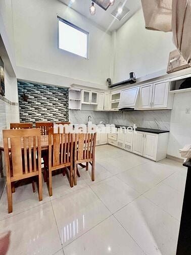 Nhà Mới Sạch Sẻ DT 220m2 1Trệt 1Lửng 3Lầu 5Pn 4Wc Hẻm Xe Tải Ngã Tư Ga