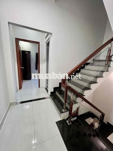 Nhà Mới Sạch Sẻ DT 220m2 1Trệt 1Lửng 3Lầu 5Pn 4Wc Hẻm Xe Tải Ngã Tư Ga
