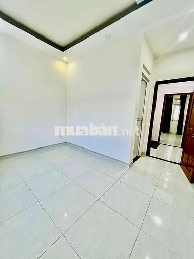 Nhà Mới Sạch Sẻ DT 220m2 1Trệt 1Lửng 3Lầu 5Pn 4Wc Hẻm Xe Tải Ngã Tư Ga