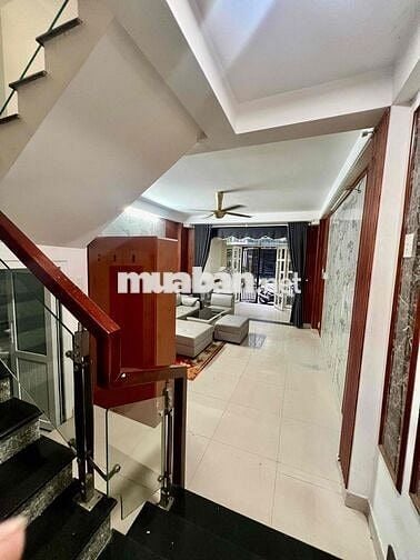 Nhà Mới Sạch Sẻ DT 220m2 1Trệt 1Lửng 3Lầu 5Pn 4Wc Hẻm Xe Tải Ngã Tư Ga