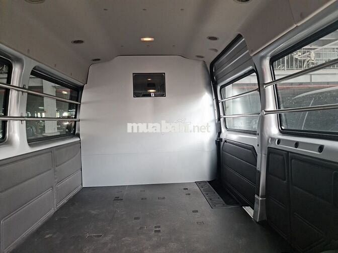 Ford Transit Van Bản cao cấp Bạc 2025 vay 70%