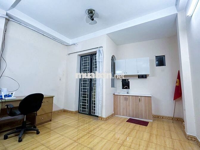 CHO THUÊ PHÒNG FULL NỘI THẤT DẠNG STUDIO, CÓ BAN CÔNG SÁT CẦU CHỮ Y