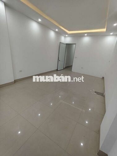 CHO THUÊ NHÀ PHỐ GIẢI PHÓNG, CẠNH BẾN XE GIÁP BÁT, 300M2 ST