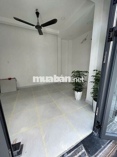 Nhà mới ngang 9m, cách mặt đường CMT8 chỉ vài bước chân