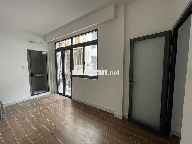 Nhà mới ngang 9m, cách mặt đường CMT8 chỉ vài bước chân