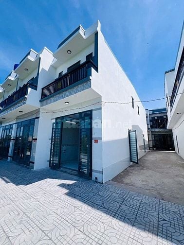 Nhà 2 MT, ngay ngã ba Mỹ Hạnh, gần Hóc Môn,nhà mới 450triệu nhận nhà