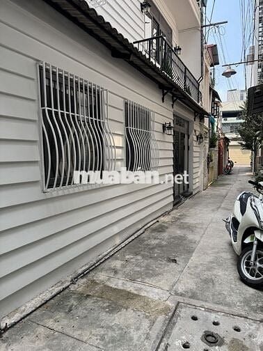 Nhà mới ngang 9m, cách mặt đường CMT8 chỉ vài bước chân