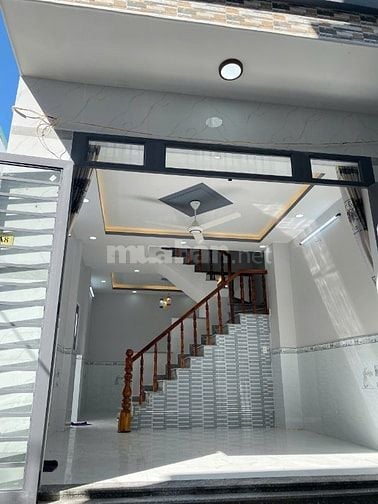 Nhà 2 MT, ngay ngã ba Mỹ Hạnh, gần Hóc Môn,nhà mới 450triệu nhận nhà