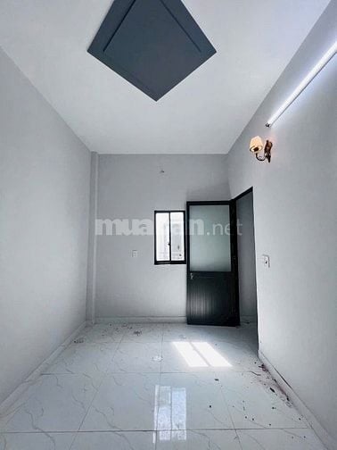 Nhà 2 MT, ngay ngã ba Mỹ Hạnh, gần Hóc Môn,nhà mới 450triệu nhận nhà