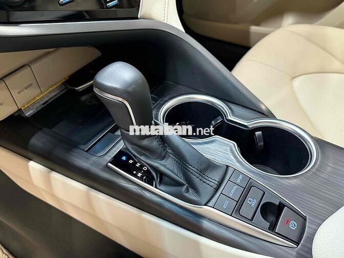 Toyota Camry 2.0Q 2022 lướt giá tốt ạ